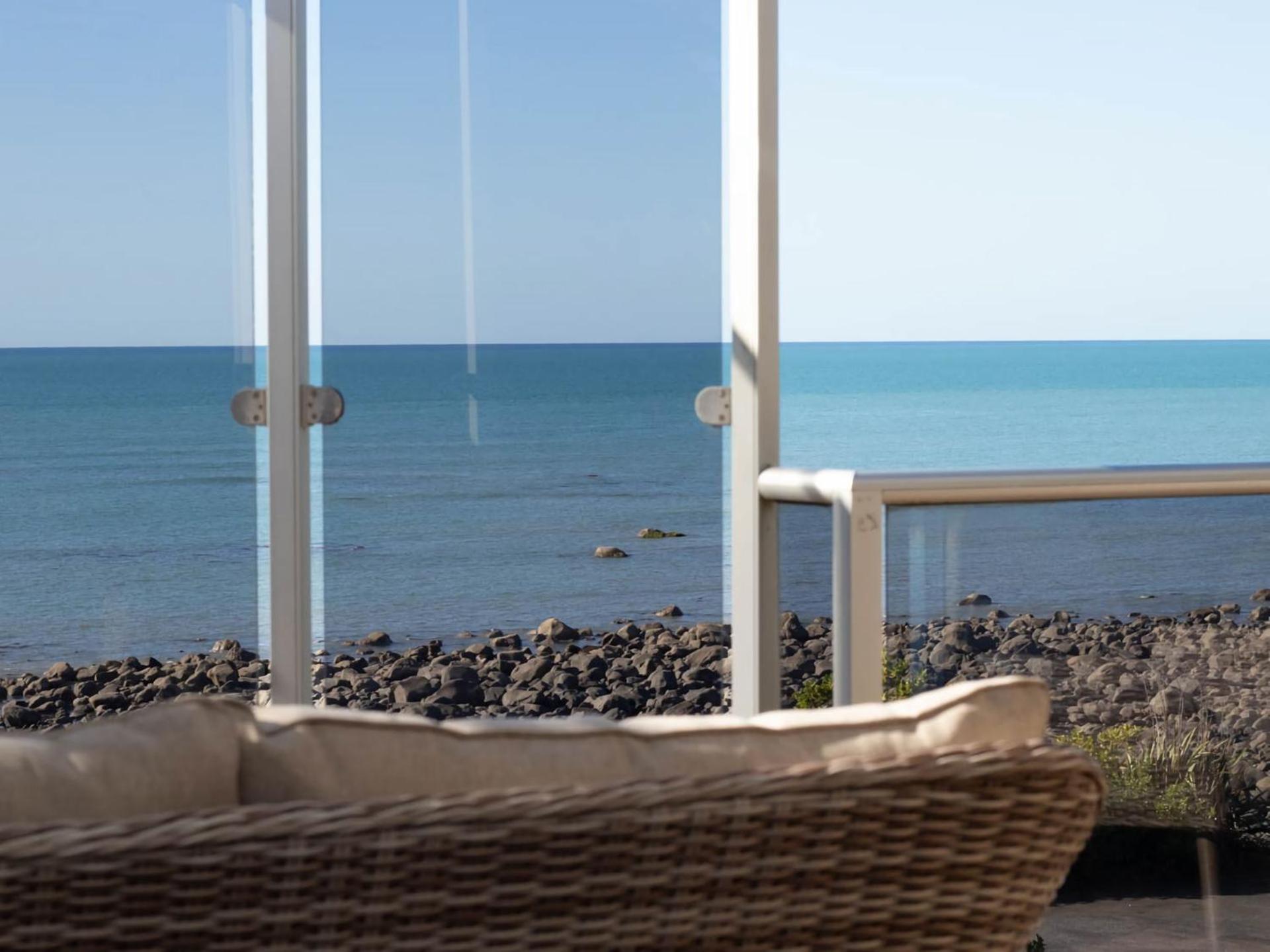 Villa Beachfront Bliss On Wanaka Terrace Support Local New Plymouth Exterior foto