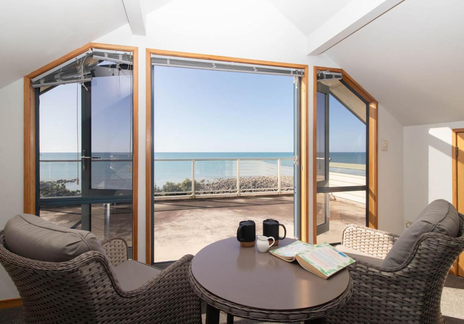 Villa Beachfront Bliss On Wanaka Terrace Support Local New Plymouth Exterior foto